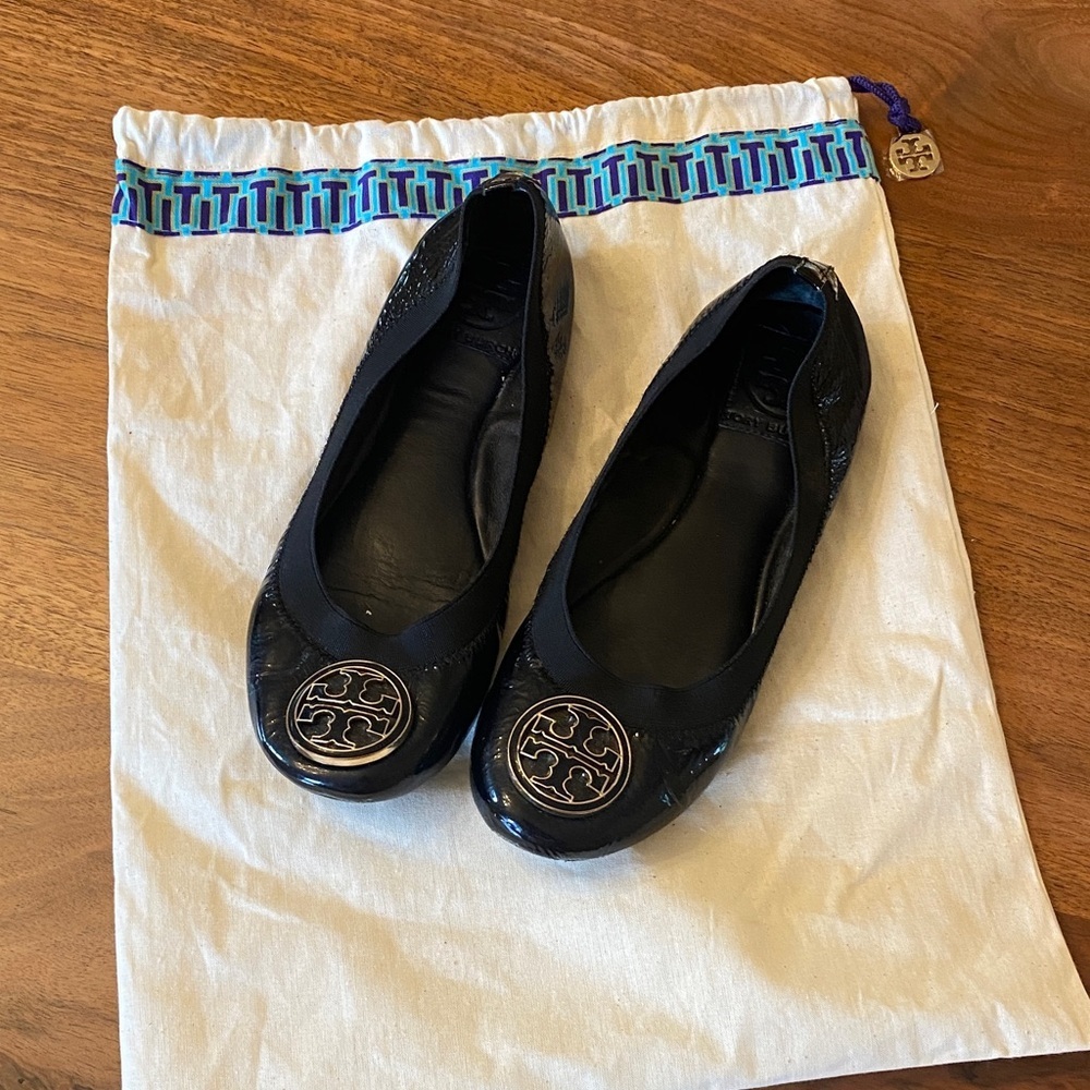 Tory Burch Caroline black patent leather ballet flat.  Size 6.5 - Picture 2 of 6